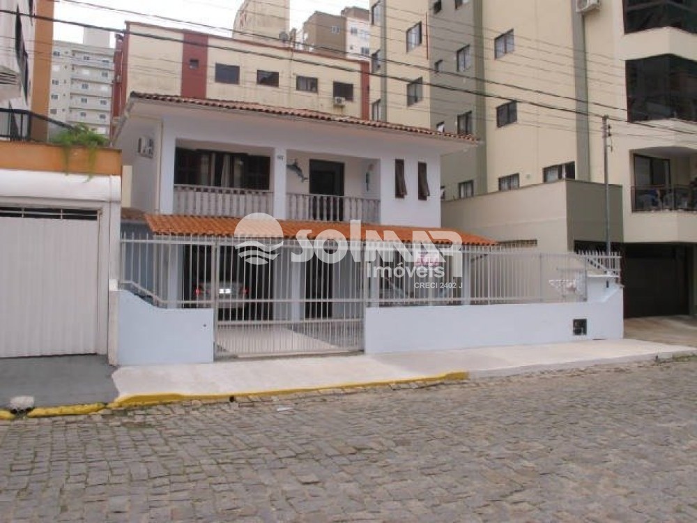 CASA COM 03 DORM E 03 VAGAS - QUADRA MAR 
