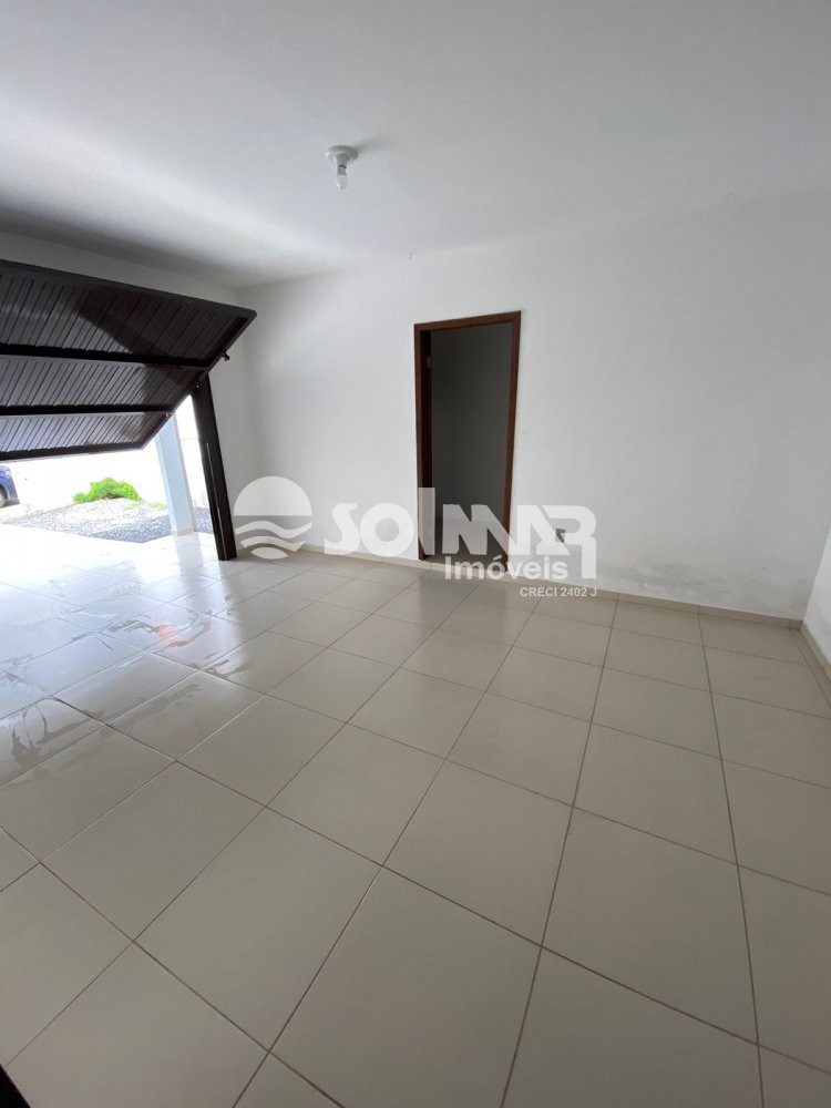 CASA COM 03 DORM E 03 VAGAS - QUADRA MAR 