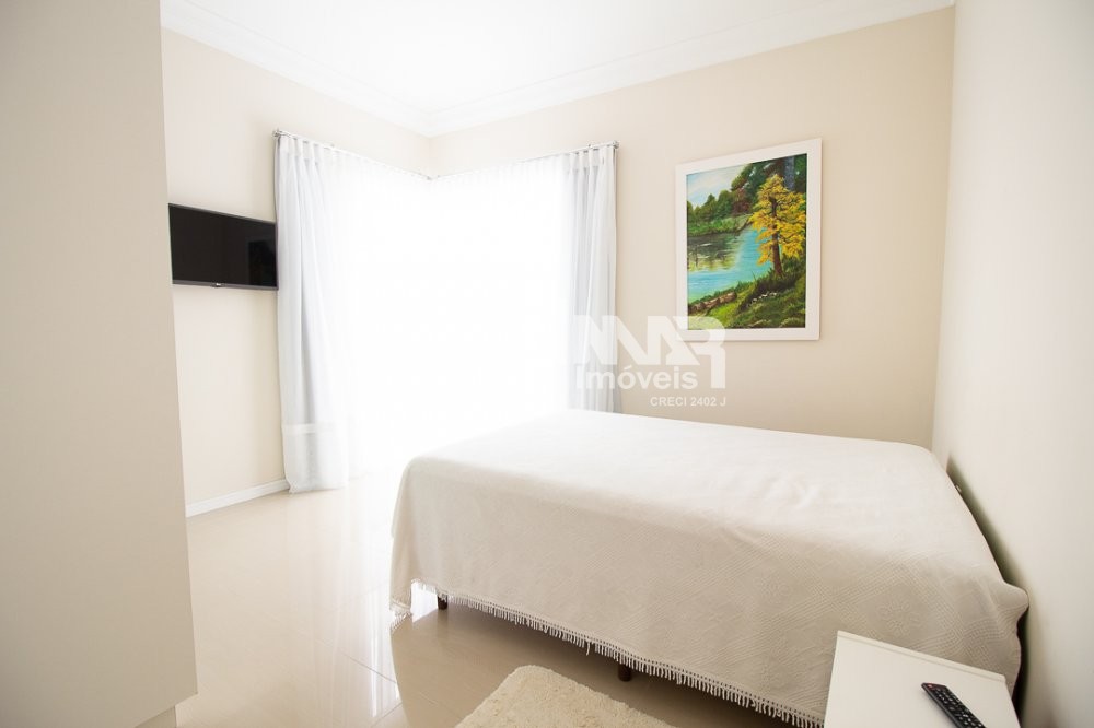 05 DORMITRIOS E 02 VAGAS DE GARAGEM - QUADRA MAR