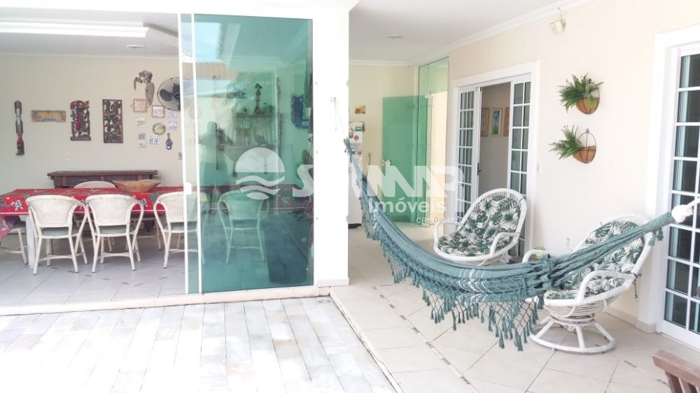 04 DORM E 03 VAGAS DE GARAGEM - CASA COM PISCINA 