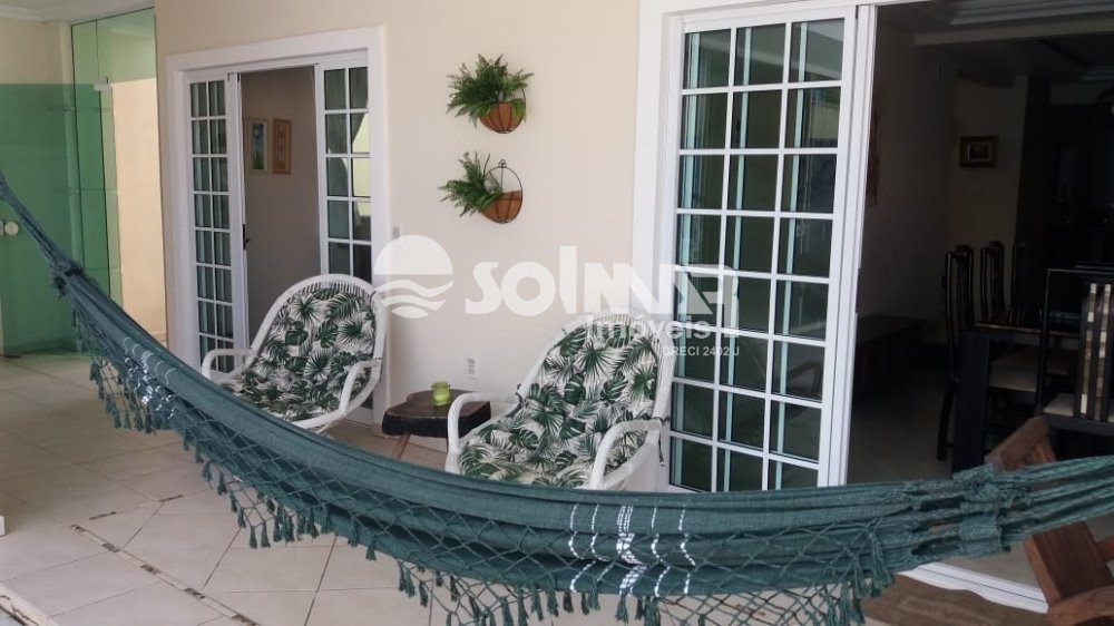 04 DORM E 03 VAGAS DE GARAGEM - CASA COM PISCINA 