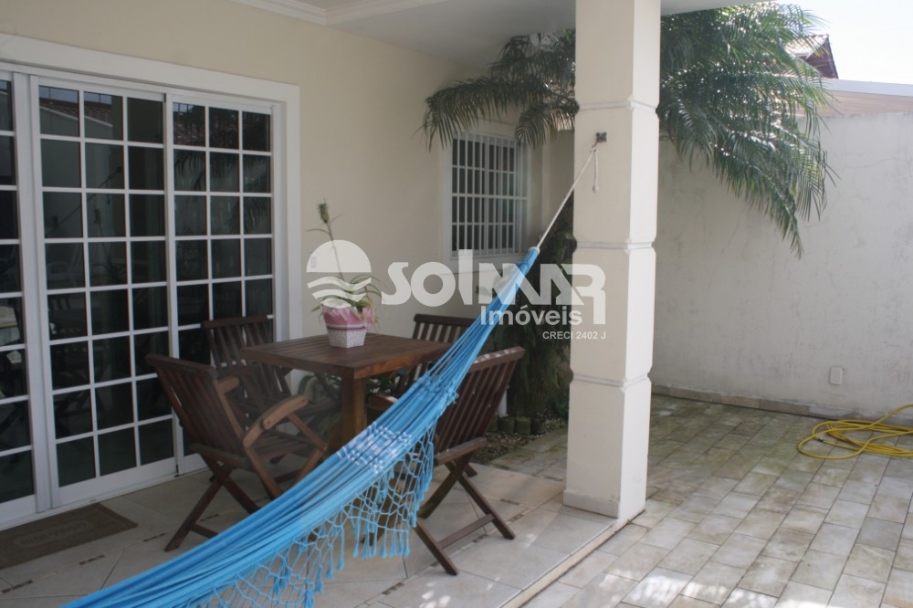 04 DORM E 03 VAGAS DE GARAGEM - CASA COM PISCINA 