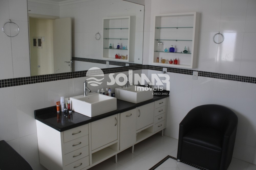 04 DORM E 03 VAGAS DE GARAGEM - CASA COM PISCINA 