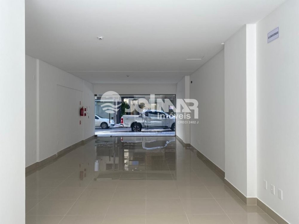 Excelente sala comercial no terreo em Meia Praia 