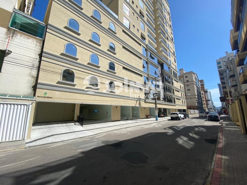 Excelente sala comercial no terreo em Meia Praia 