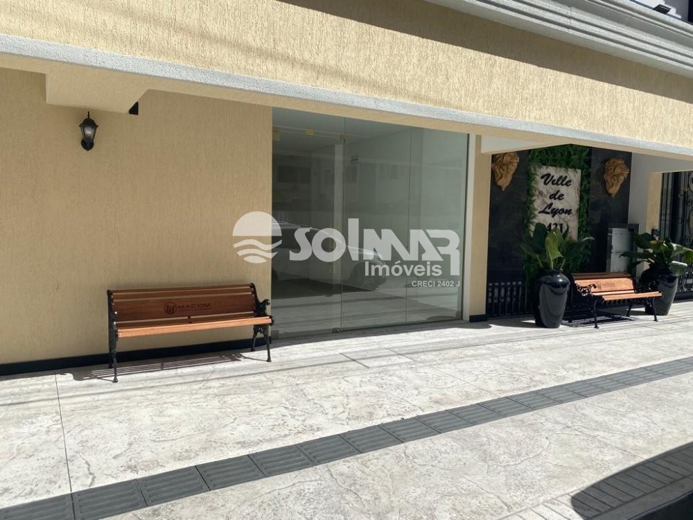 Excelente sala comercial no terreo em Meia Praia 