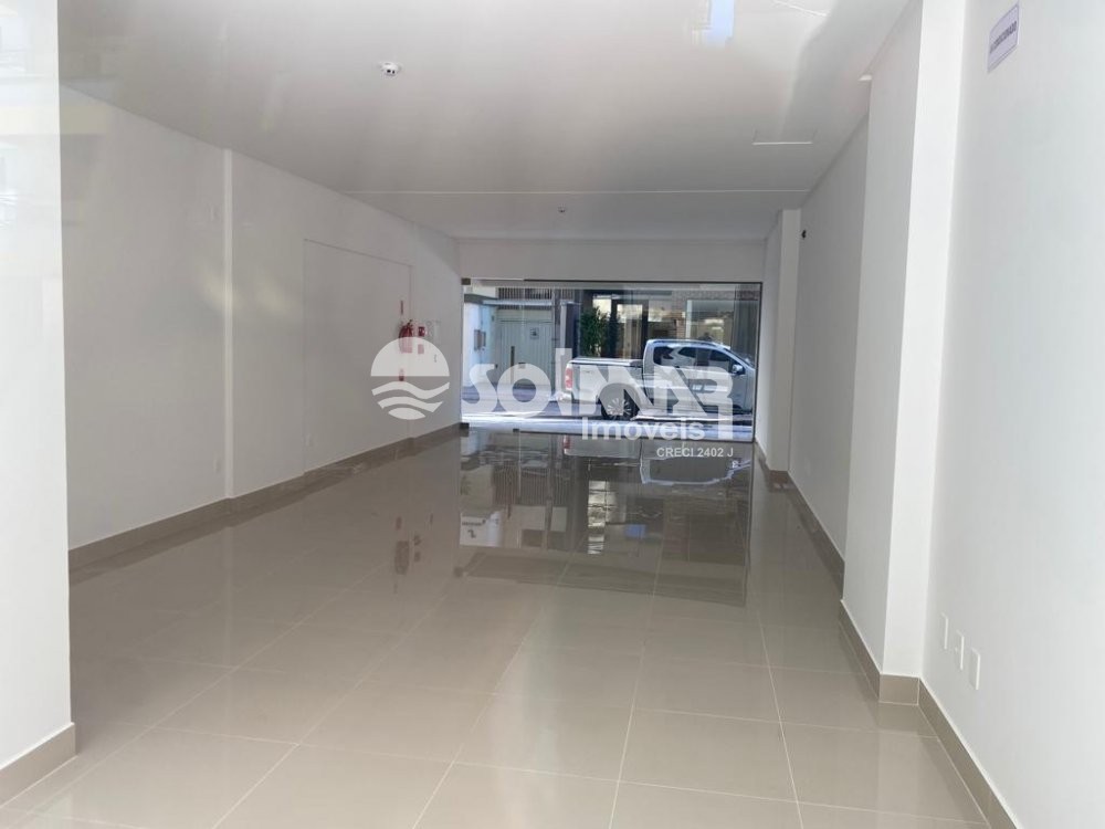 Excelente sala comercial no terreo em Meia Praia 
