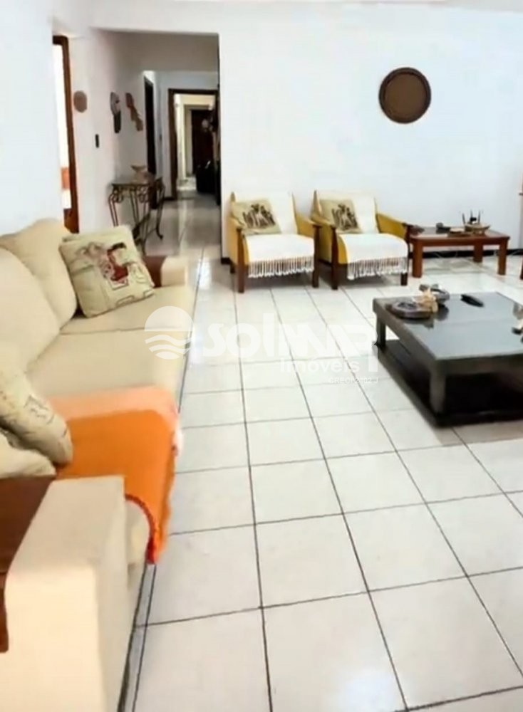 03 SUTES E 01 VAGA - QUADRA MAR NO CENTRO