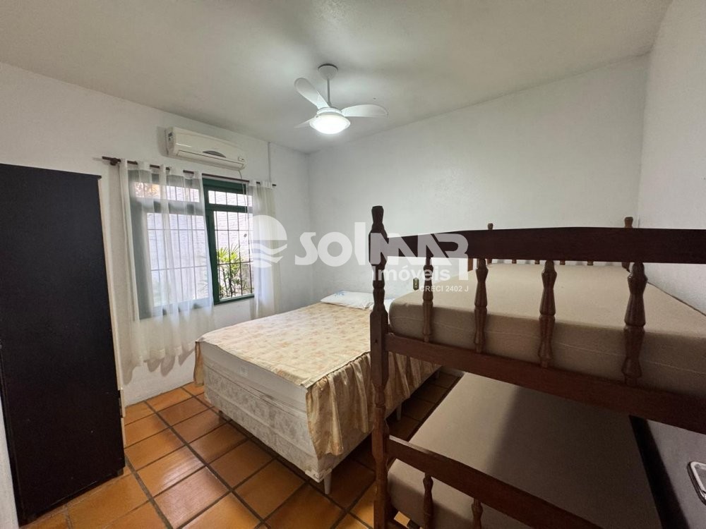 03 DORMITRIOS E 03 VAGAS - CASA NA MEIA PRAIA