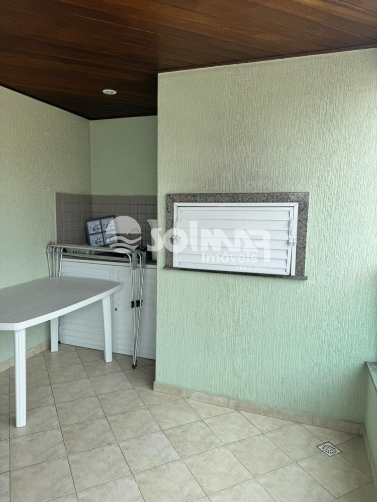 03 DORMIT�RIOS E 03 VAGAS - MEIA PRAIA