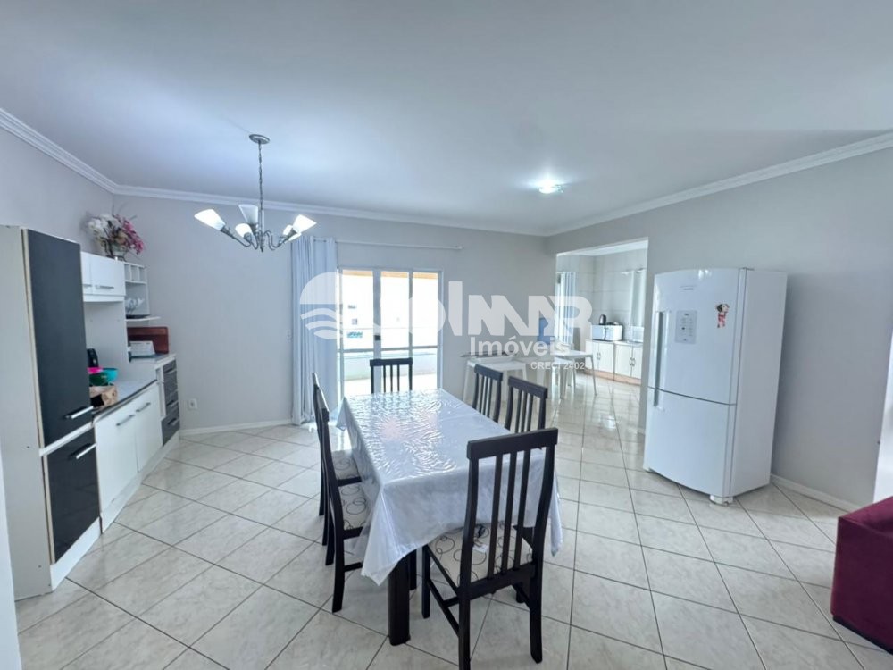 03 DORMIT�RIOS E 03 VAGAS - MEIA PRAIA