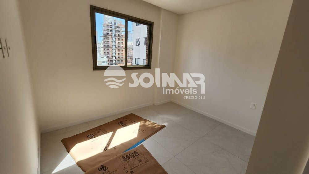 (ANUAL) 03 SU�TES E 02 VAGAS - MEIA PRAIA