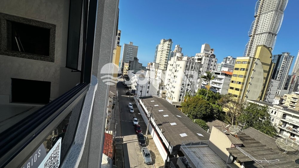 04 DORMIT�RIOS E 02 VAGAS DE GARAGEM - MEIA PRAIA