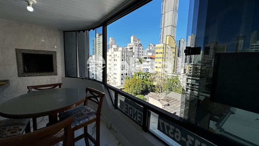 04 DORMIT�RIOS E 02 VAGAS DE GARAGEM - MEIA PRAIA