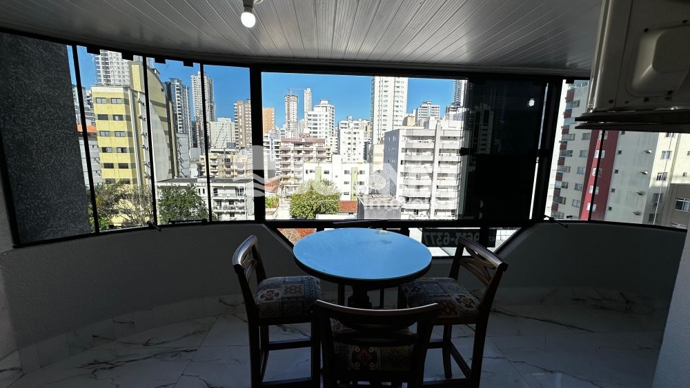 04 DORMIT�RIOS E 02 VAGAS DE GARAGEM - MEIA PRAIA