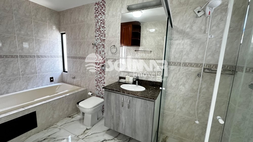 04 DORMIT�RIOS E 02 VAGAS DE GARAGEM - MEIA PRAIA