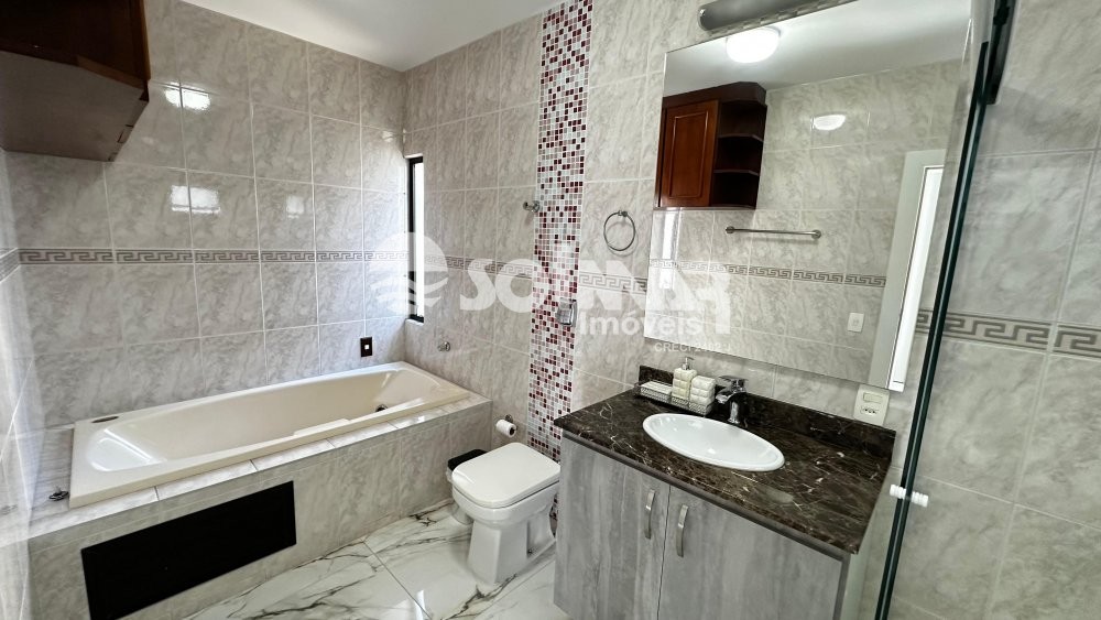 04 DORMIT�RIOS E 02 VAGAS DE GARAGEM - MEIA PRAIA