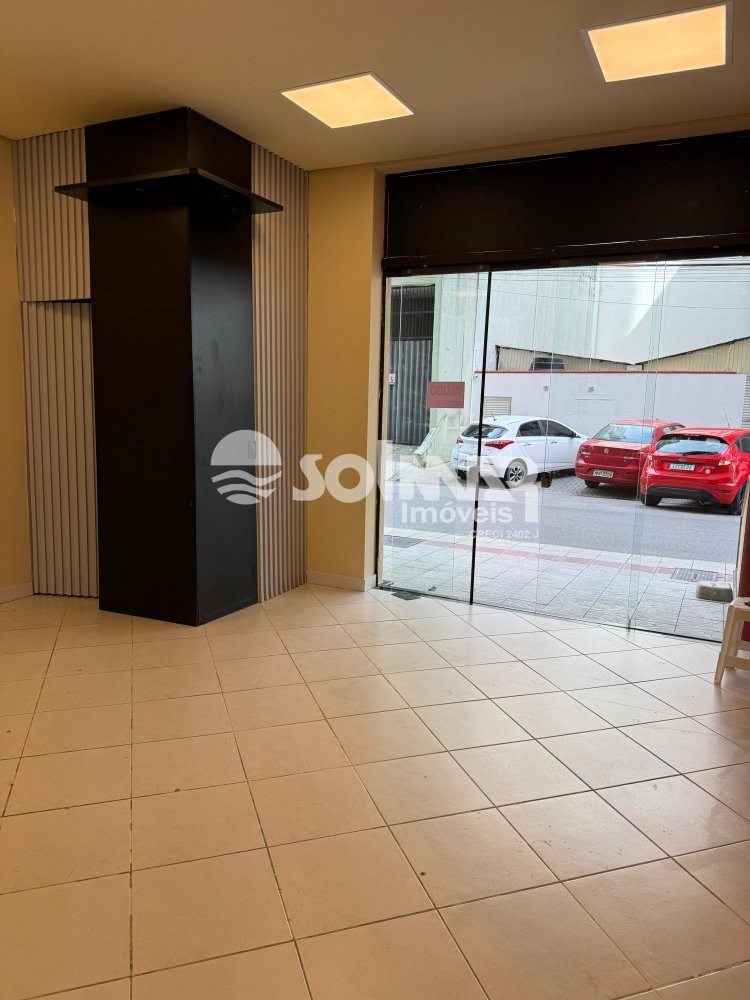 SALA  COMERCIAL  - PREDIO  FRENTE AVENIDA