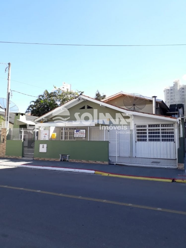 CASA DE EXCURS�O BEM LOCALIZADA - MEIA PRAIA