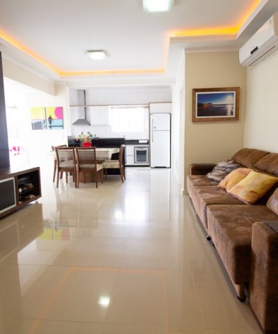 05 DORMIT�RIOS E 02 VAGAS DE GARAGEM - QUADRA MAR