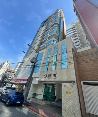 04 SU�TES E 02 VAGAS DE GARAGEM - QUADRA MAR